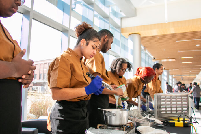 Haga su pedido: estudiantes de secundaria compiten para lanzar su comida al espacio con la competencia culinaria HUNCH de la NASA