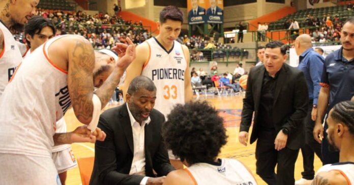 ¡En frenético juego! Pioneros emparejo la serie ante Halcones en el CUM de Los Mochis