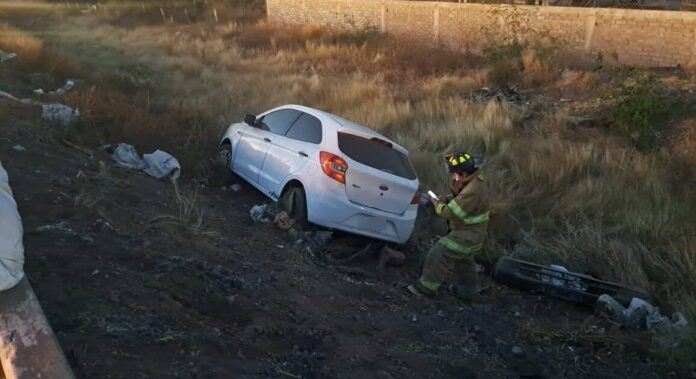 5 personas regresaban de vacaciones de Mazatlán y se salieron de la carretera al llegar a Guamúchil