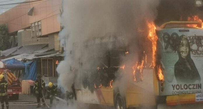 Hombres armados incendian camión urbano en el Mercado Central de Acapulco | El Universal