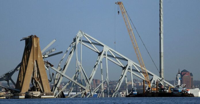 En Baltimore llega la grúa más grande de la costa este de EU para retirar escombros del puente