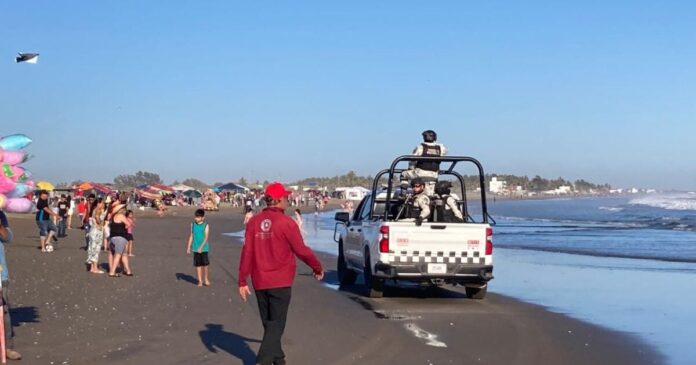 ¡Todos afuera, peligro en el mar! Evacuan a bañistas en Guasave por alto oleaje