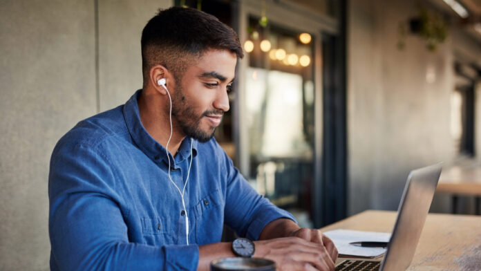 Cómo transformar un audio en texto de forma gratuita usando la inteligencia artificial