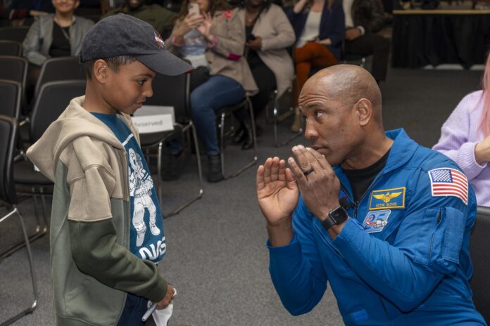 El astronauta Victor Glover visita el Centro de Investigación de Vuelo Armstrong de la NASA