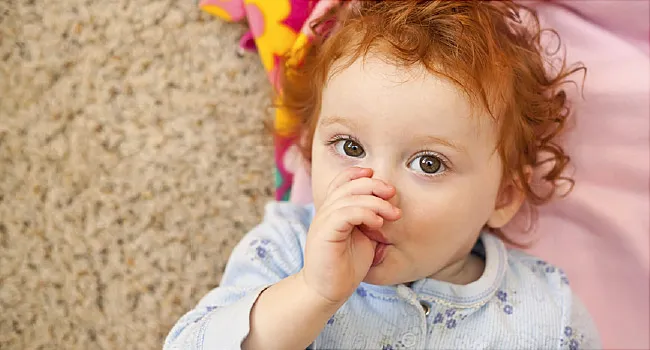 Nueve formas de hacer que un niño deje de chuparse el dedo