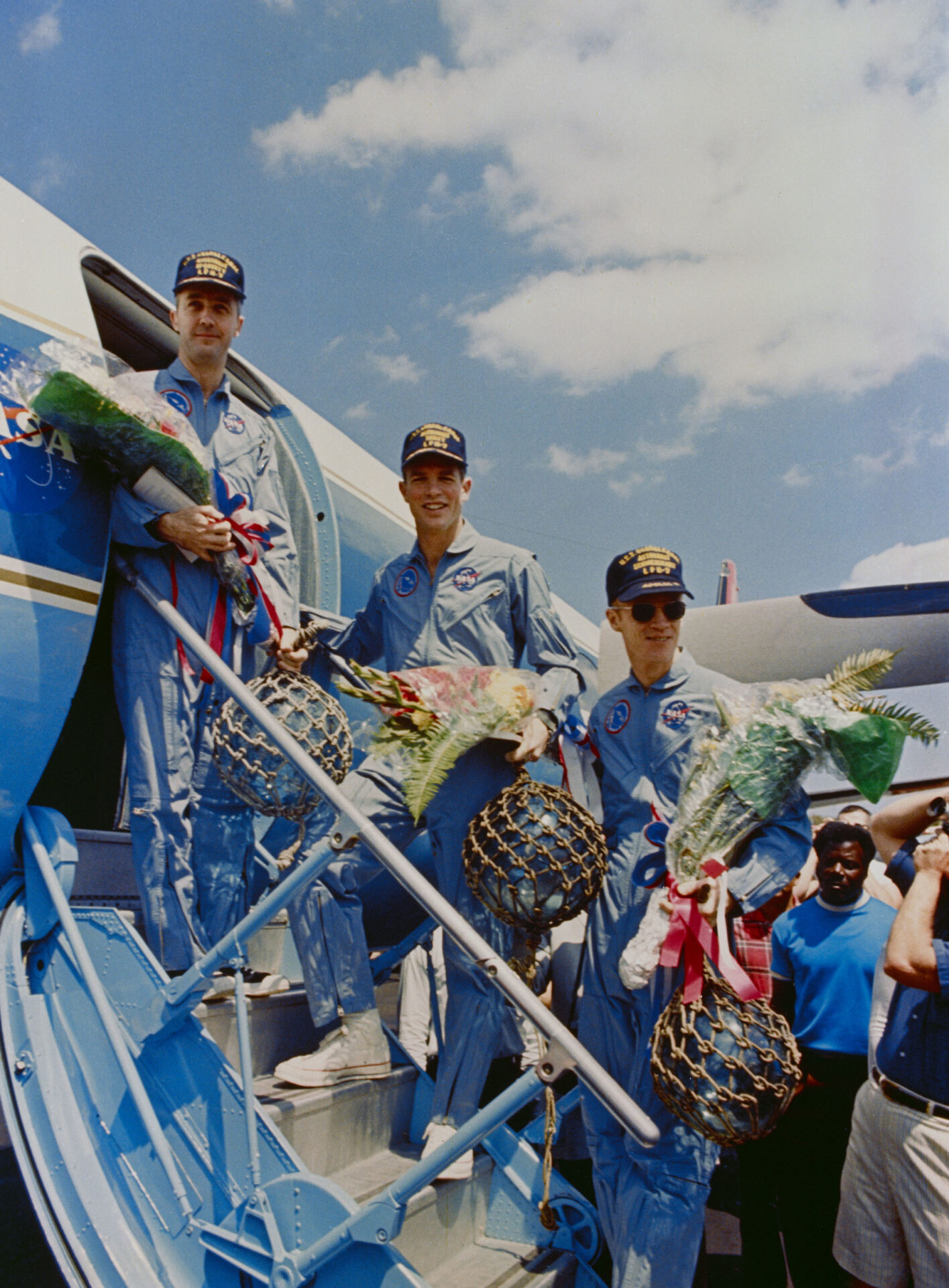 Viaje de regreso de los astronautas del Apolo 9 desde el USS Guadalcanal a Houston.  Llevando flores después de una escala en Eleuthera en las Bahamas.