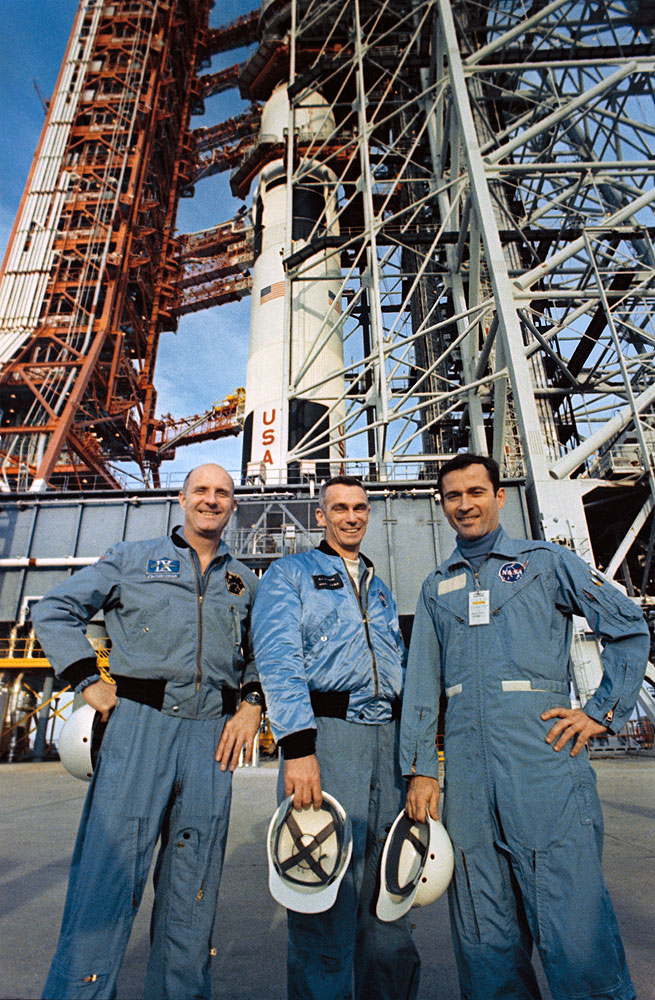 Los astronautas del Apolo 10 John W. Young, izquierda, Eugene A. Cernan y Thomas P. Stafford posan ante su cohete Saturn V.