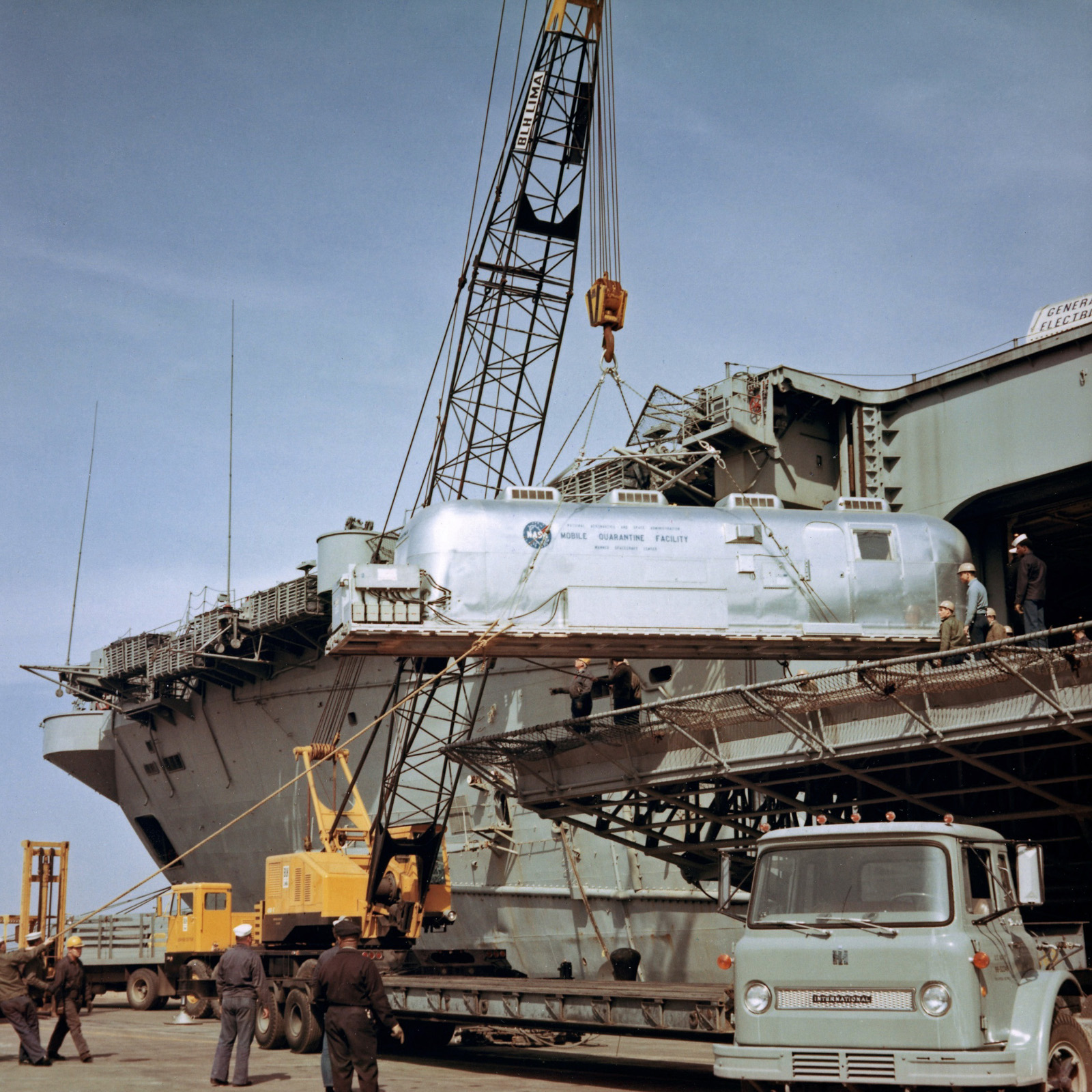 Los trabajadores de la Estación Aérea Naval de Norfolk en Virginia levantan el MQF del Guadalcanal y lo suben a un camión para su regreso a Houston.