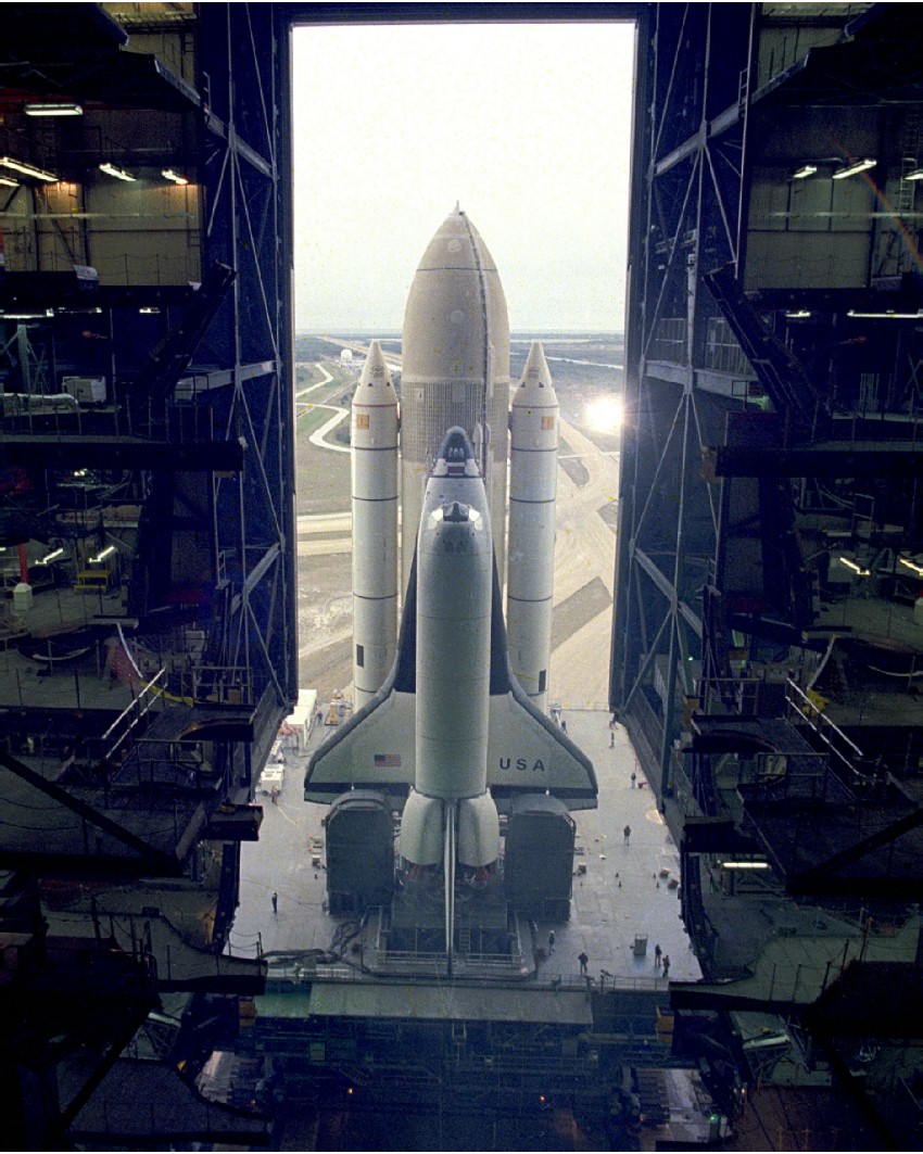 El transbordador espacial Columbia sale del VAB en camino a la plataforma de lanzamiento 39A