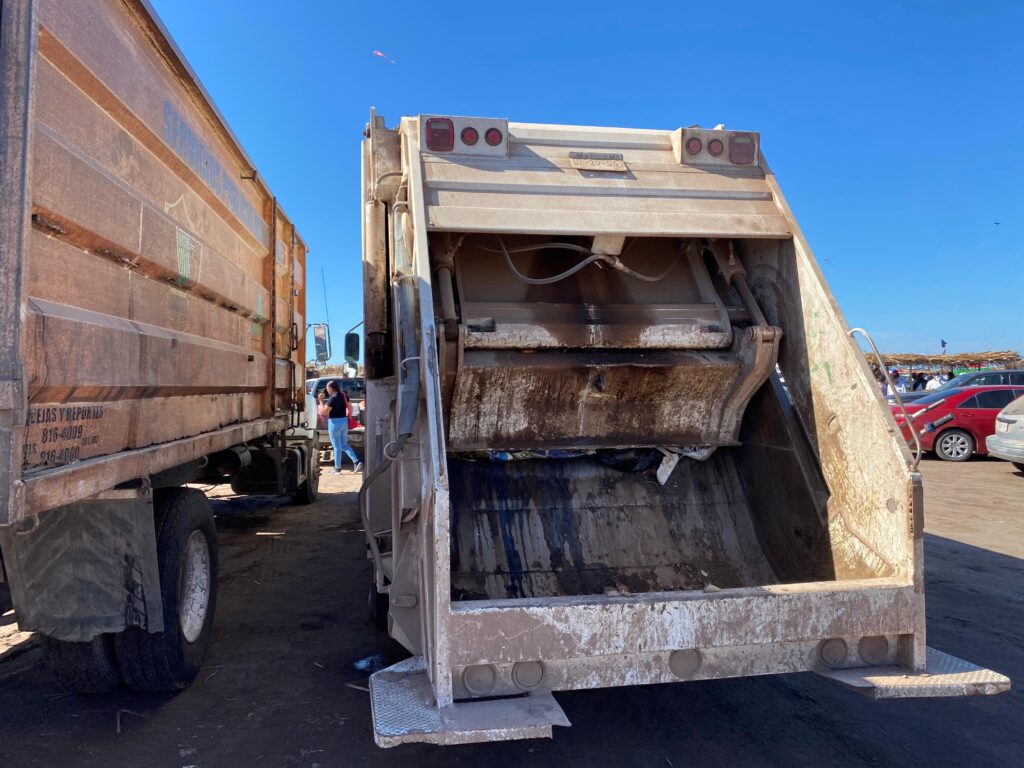 Camión recolector de basura instalado en playa de Ahome