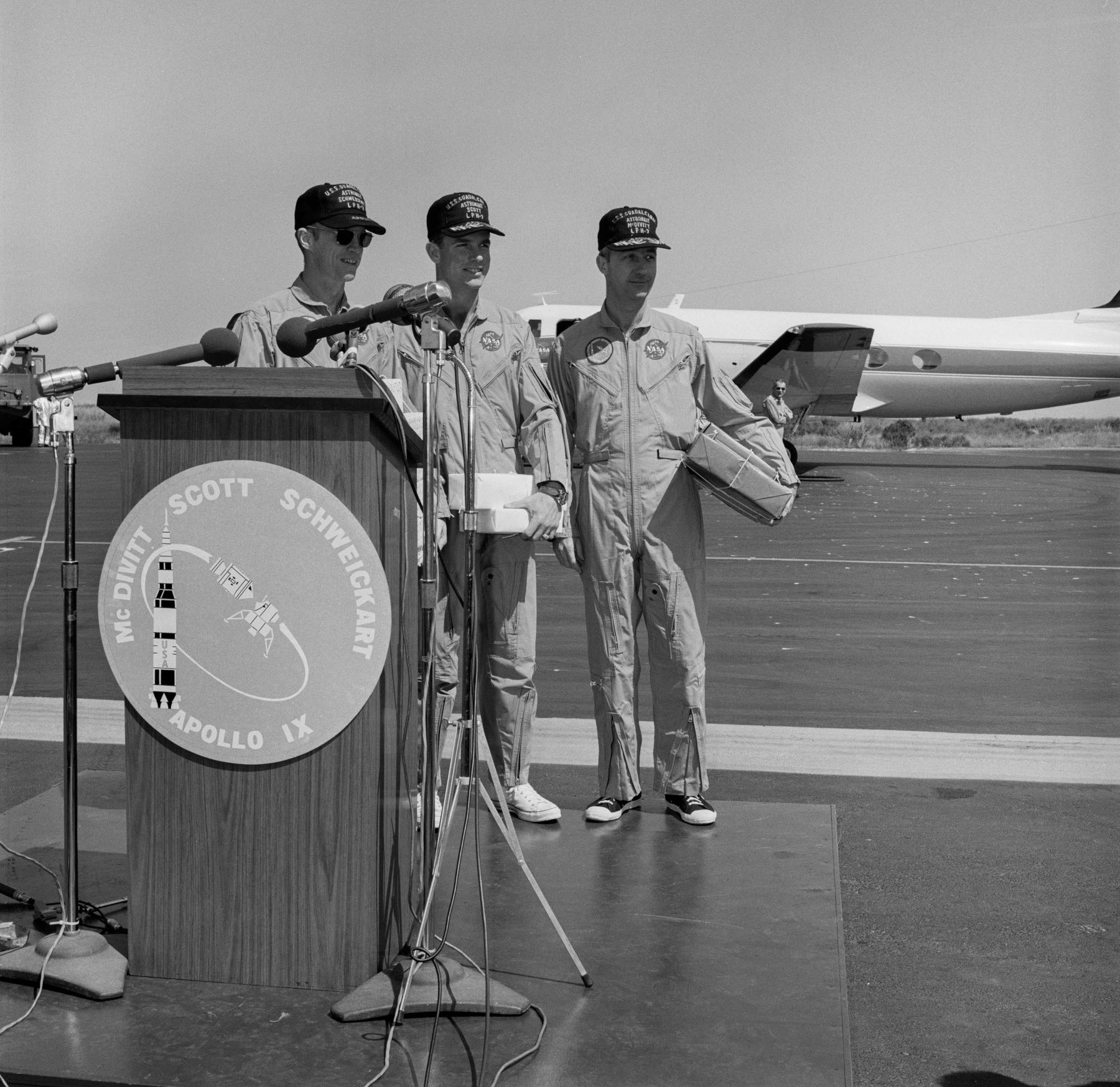 Viaje de regreso de los astronautas del Apolo 9 desde el USS Guadalcanal a Houston.  Una breve escala en el Centro Espacial Kennedy de la NASA en Florida