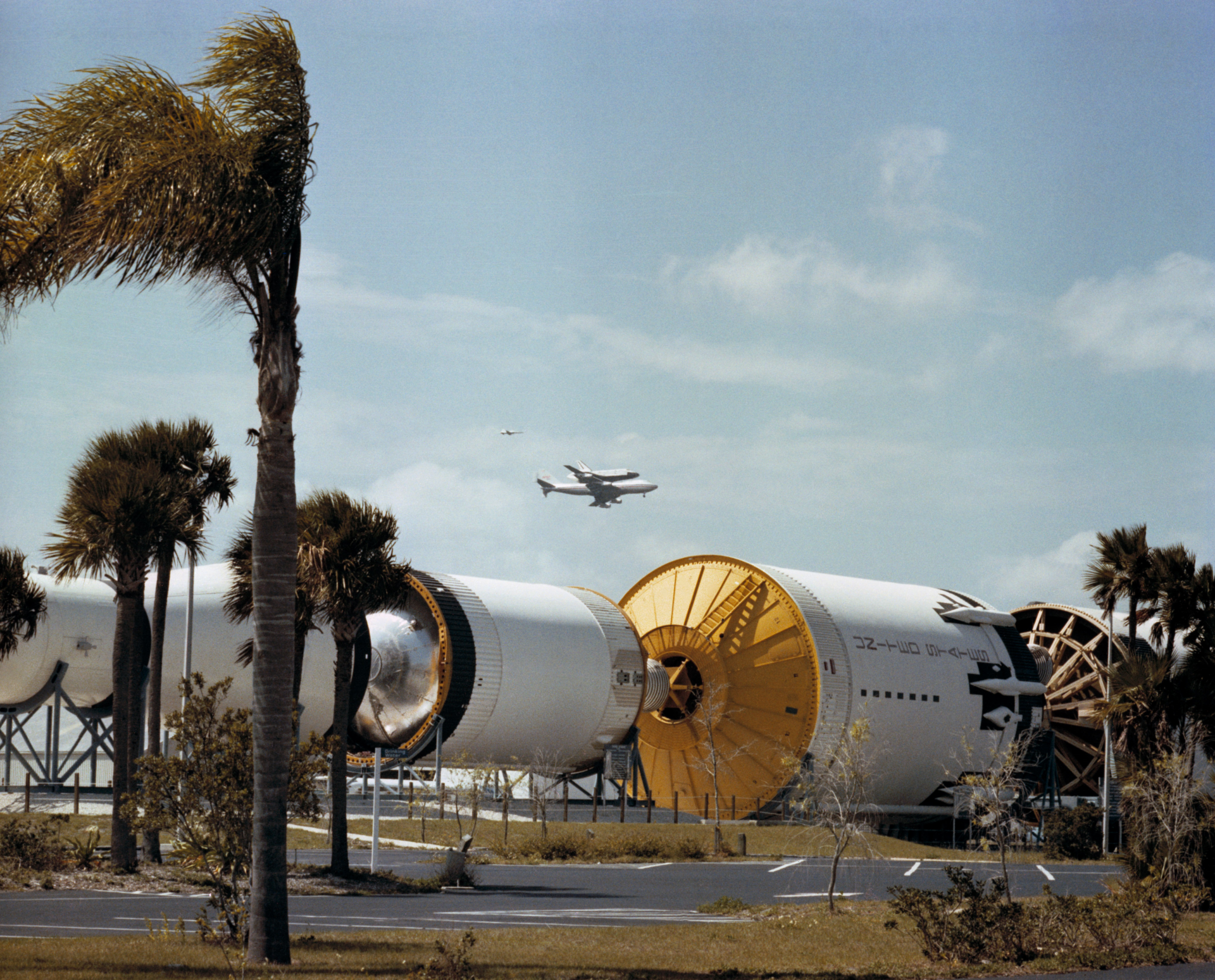 El transbordador espacial Columbia sobre su Shuttle Carrier Aircraft (SCA) sobrevuela la pantalla de Saturno V en el Centro Espacial Kennedy (KSC) de la NASA en Florida.