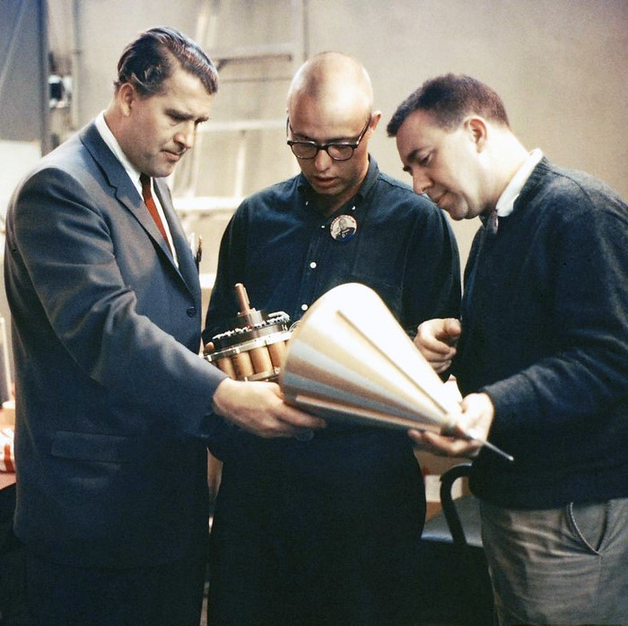 El desarrollador del cohete Juno, Wernher von Braun, izquierda, el ingeniero del proyecto Pioneer John R. Casani y el científico del proyecto James A. Van Allen inspeccionan los instrumentos de la nave espacial Pioneer 4.