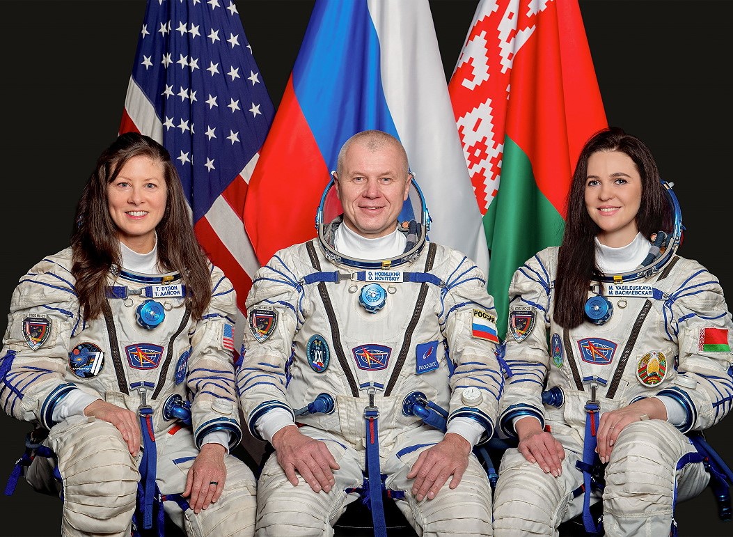 La astronauta de la NASA Tracy C. Dyson con sus compañeros de tripulación Soyuz MS-25.