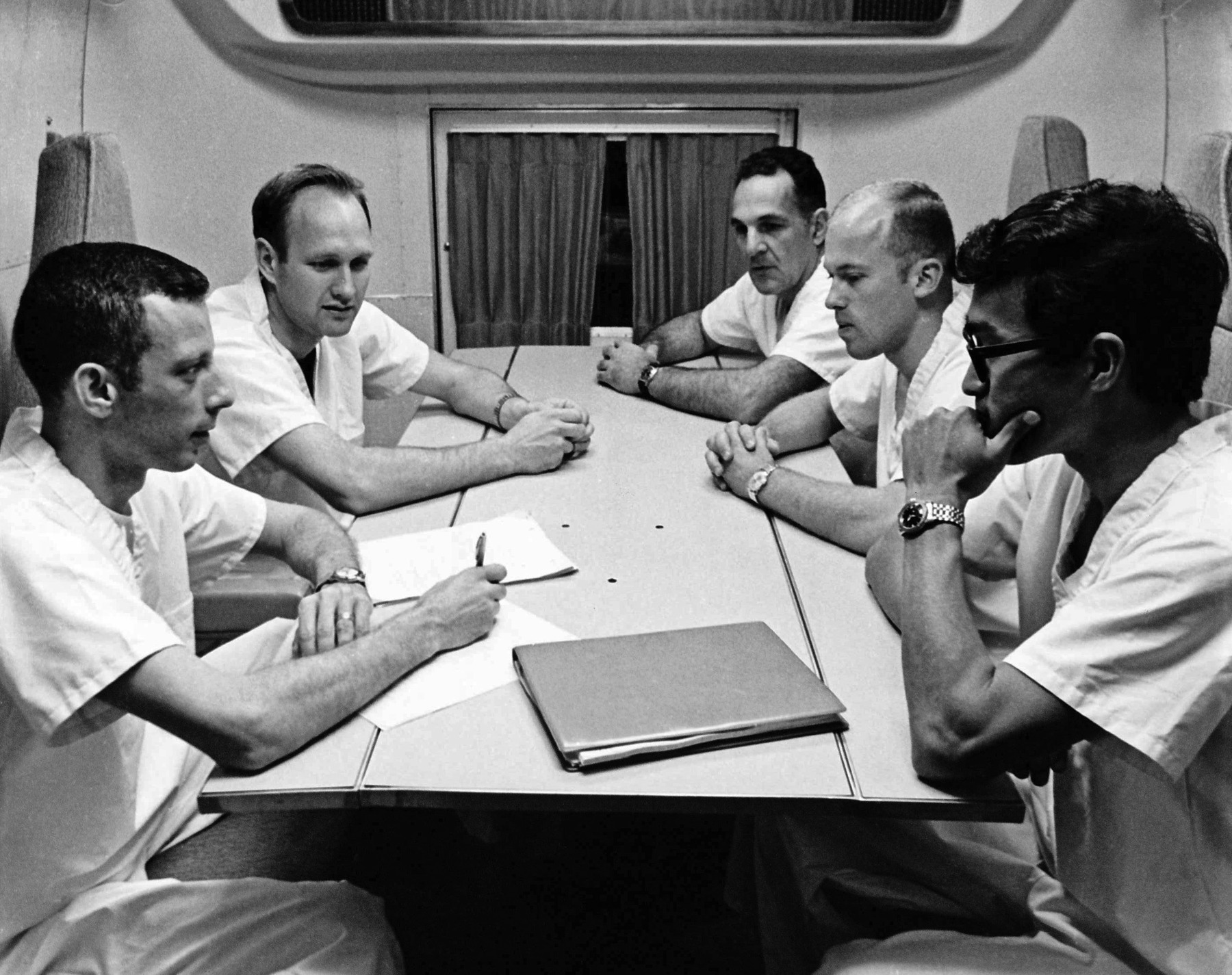 Dr. Carpentier, izquierda, los astronautas sustitutos Paul H. Kruppenbacher, Arthur E. Lizza y Michael T. “Tex” Ward, y el ingeniero John K. Hirasake dentro del MQF a bordo del Guadalcanal