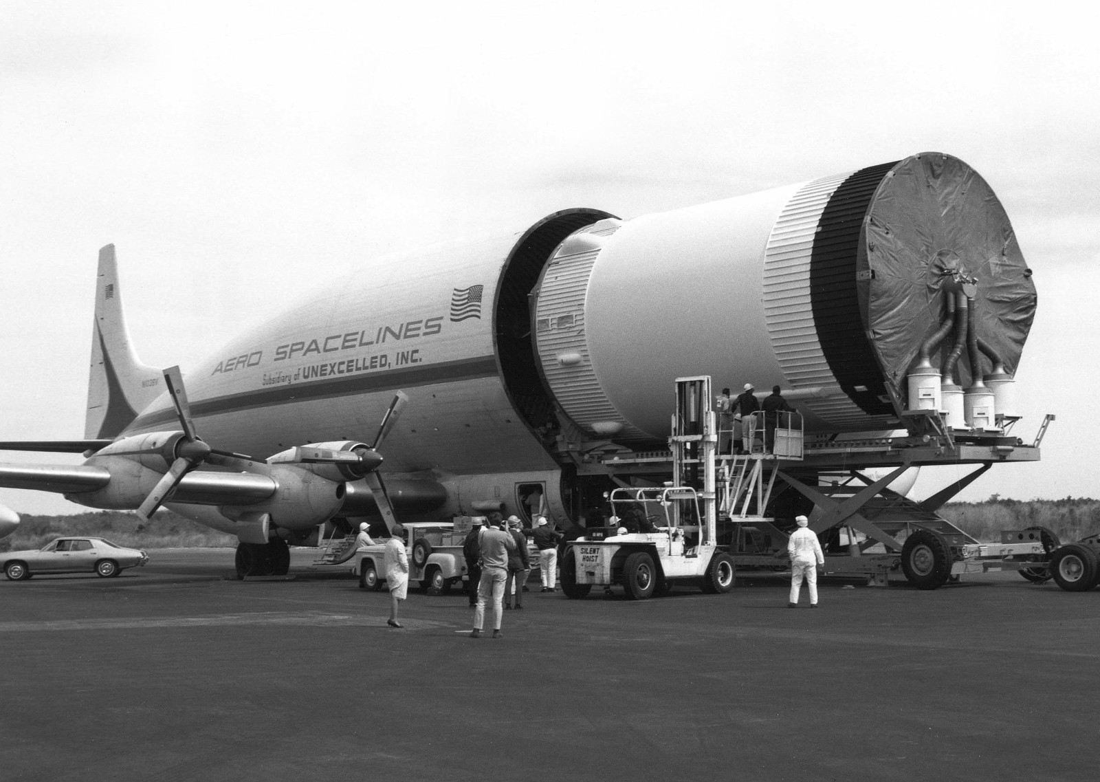 La tercera etapa S-IVB del Apollo 12 Saturn V llega al Centro Espacial Kennedy (KSC) de la NASA en Florida