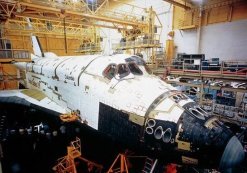 El transbordador espacial Columbia justo antes del lanzamiento desde la planta de Rockwell en Palmdale en marzo de 1979.