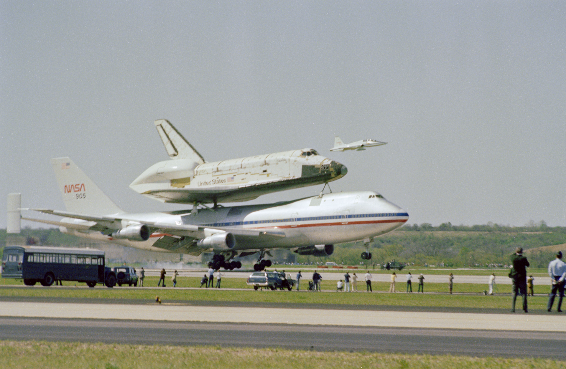 El transbordador espacial Columbia, a bordo de su Shuttle Carrier Aircraft (SCA), aterriza en la Base de la Fuerza Aérea Kelly (AFB) en San Antonio para hacer una parada nocturna.