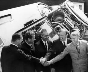 Frente al módulo de comando del Apolo 8 en el Salón Aeronáutico de París de 1969, los astronautas se encuentran con los cosmonautas: Scott, Vladimir A. Shatalov, McDivitt, Aleksei S. Yeliseyev y Schweickart.