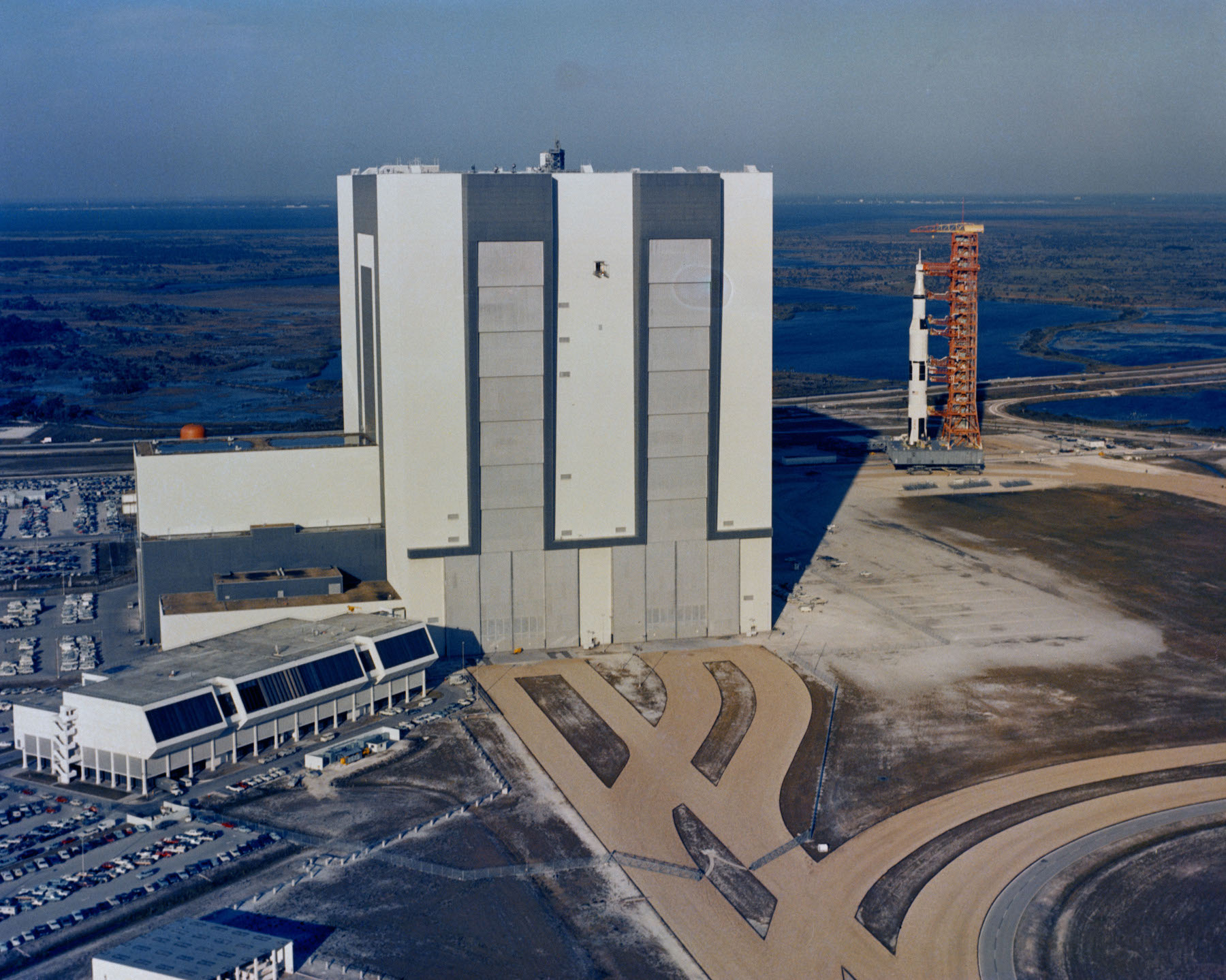 El Apollo 10 Saturn V sale del edificio de ensamblaje de vehículos del Centro Espacial Kennedy de la NASA en Florida