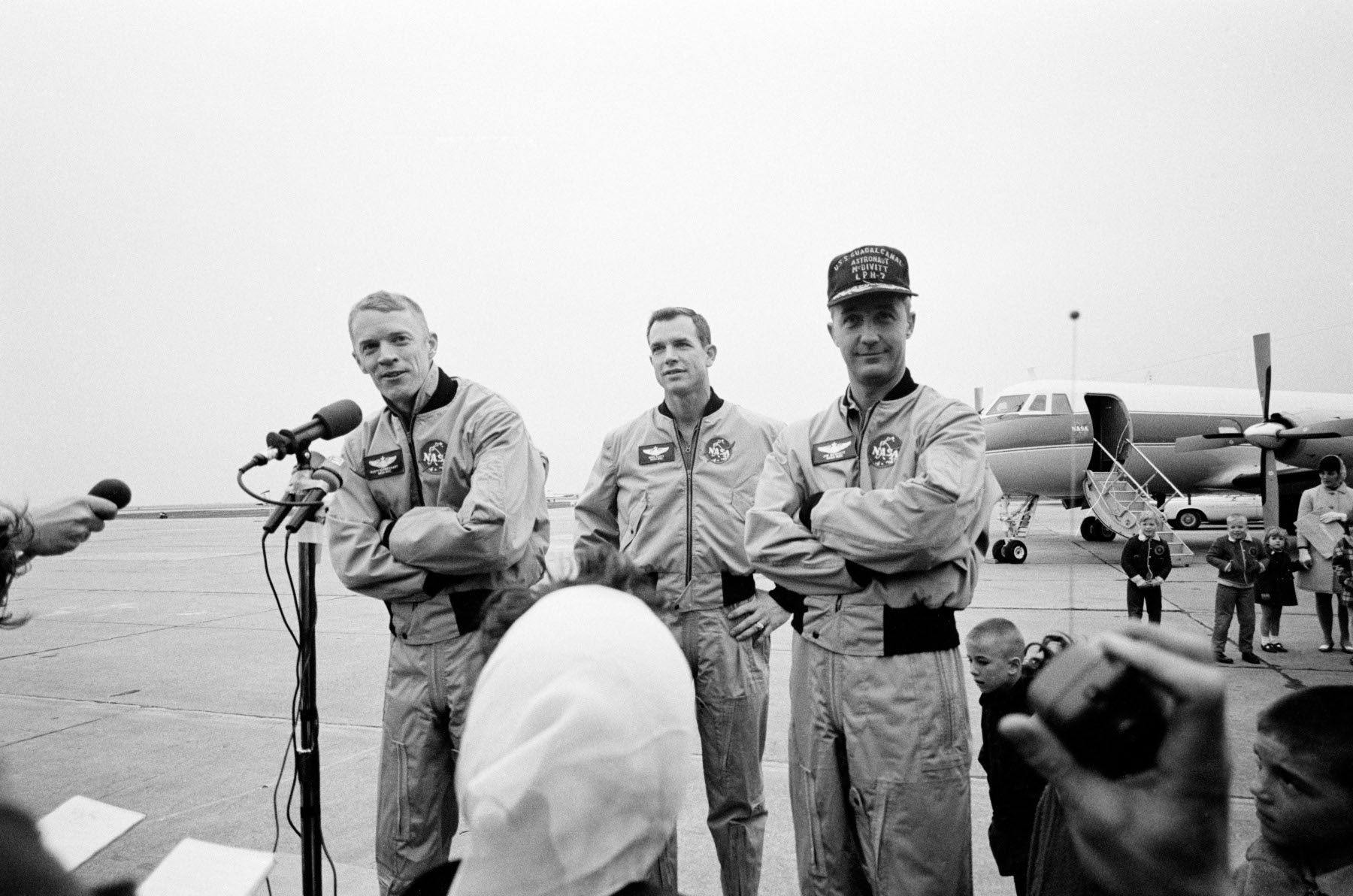 Viaje de regreso de los astronautas del Apolo 9 desde el USS Guadalcanal a Houston.  Llegando a la Base de la Fuerza Aérea Ellington en Houston