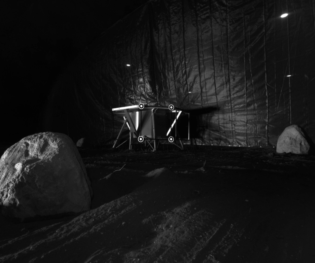 Una foto tomada desde la excavadora piloto ISRU mientras se prueba en una instalación oscurecida con iluminación mínima que imita el duro y monótono terreno de la Luna.