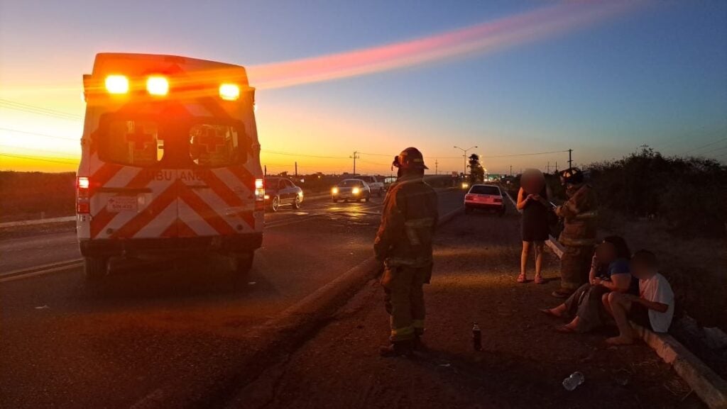 Ambulancia de la Cruz Roja en el lugar de un accidente tipo salida de camino en Guamúchil