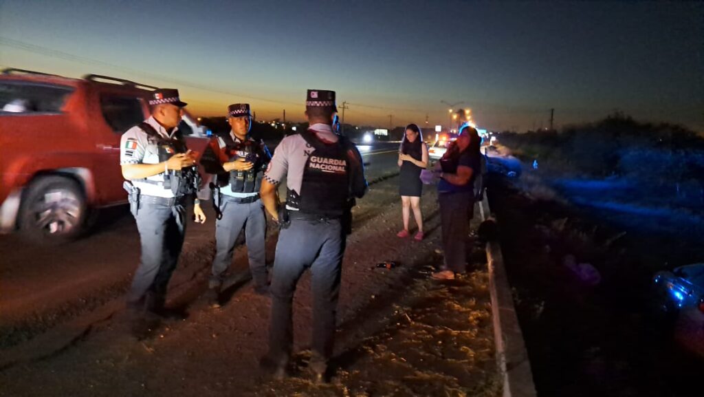 Guardia Nacional en el lugar de un accidente tipo salida de camino en Guamúchil