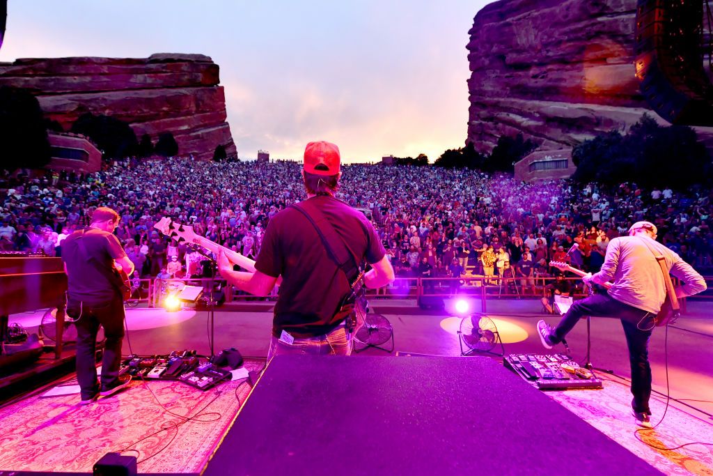 Umphrey's McGee en concierto en el anfiteatro Red Rocks