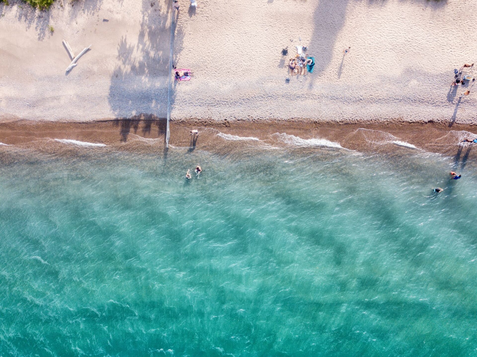 Vista de drones de las hermosas aguas azules y playas de arena del lago Huron.