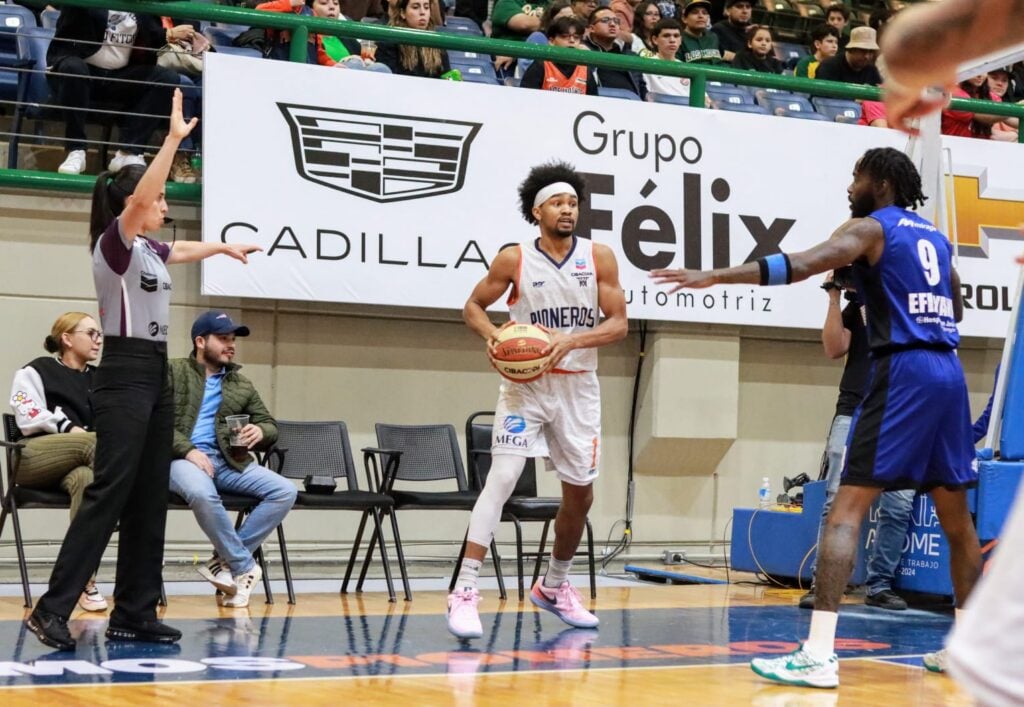 Nigel Hawkins con la posesión del balón en el CUM