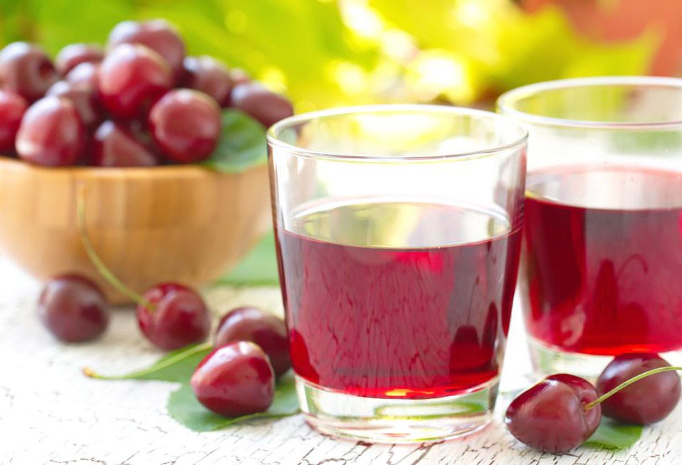 Jugo de cereza con frutos rojos frescos