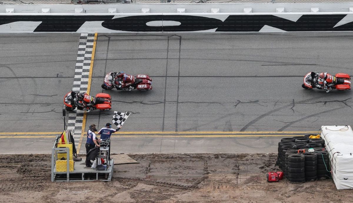 Kyle Wyman se impuso a Troy Herfoss en la primera carrera de King of the Baggers 2024 en Daytona