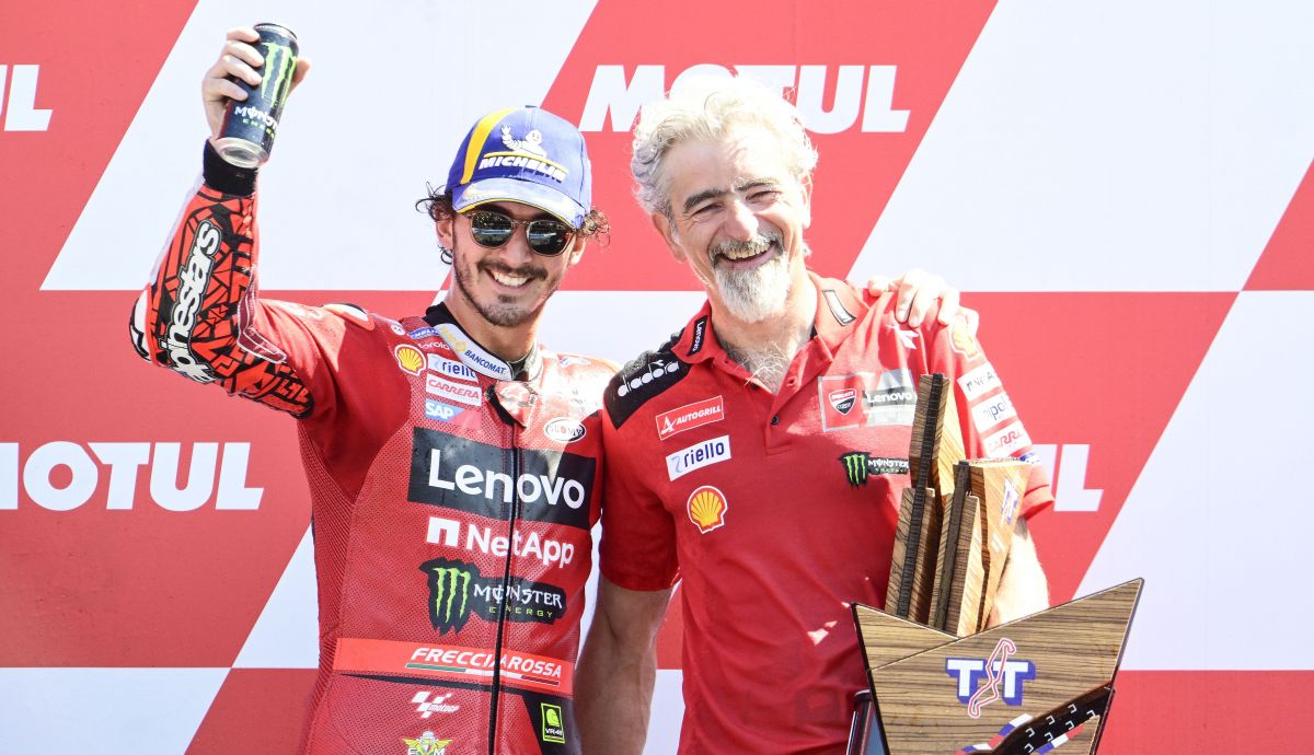 Pecco Bagnaia celebró con Gigi Dall'Igna su victoria en Assen.