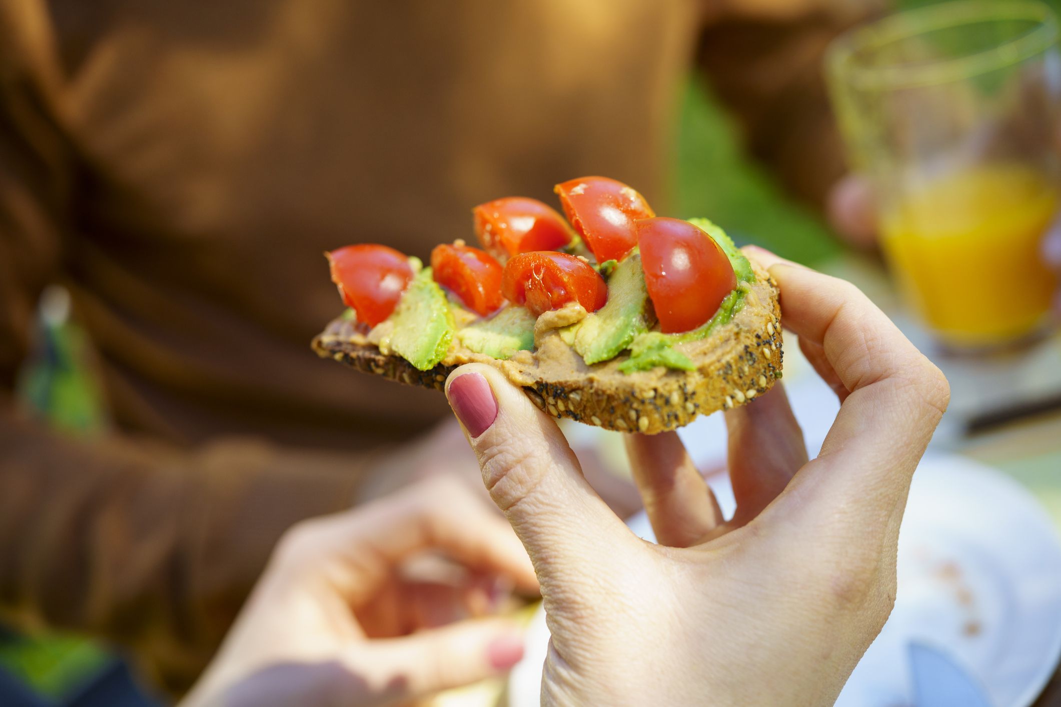 pan vegano con aguacate y tomates cherry