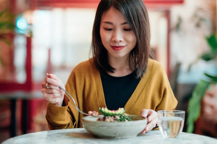 La alimentación consciente tiene como objetivo cambiar su relación con la comida