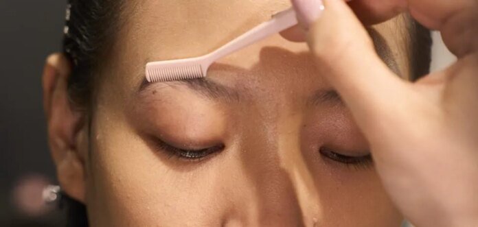 Este es el cepillo de cejas de 6 euros que utilizan las maquilladoras profesionales en Fashion Week