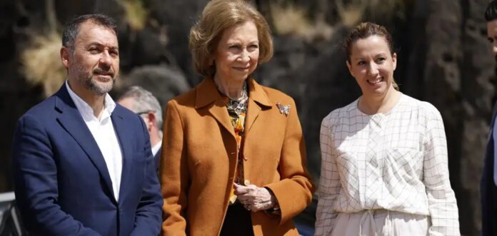 El look perfecto de la reina Sofía con la chaqueta de entretiempo más práctica para la primavera