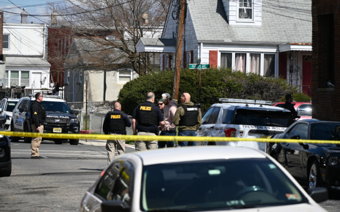 Tiroteo deja tres muertos en Filadelfia; atacante se da a la fuga | Video