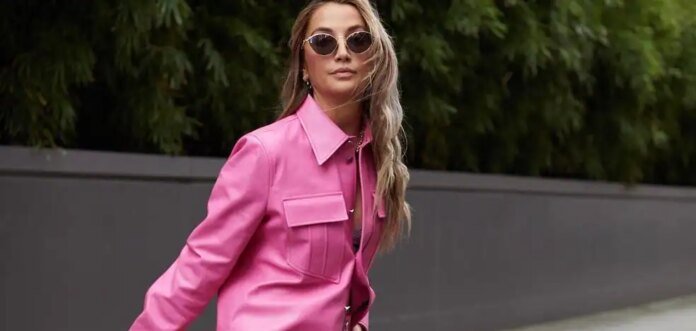 A las influencers les encantan estas chaquetas rosa para cuando quieren ir especialmente guapas