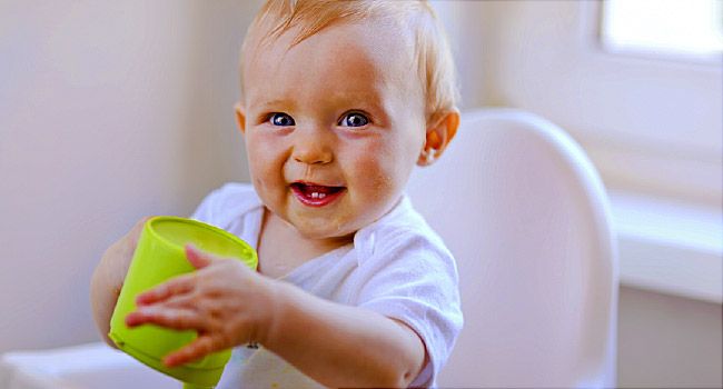 ¿Cuándo es momento de que mi bebé use una taza en lugar de un biberón?