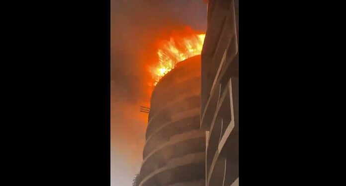 Mazatlán: se incendia edificio en Playa Brujas | El Universal