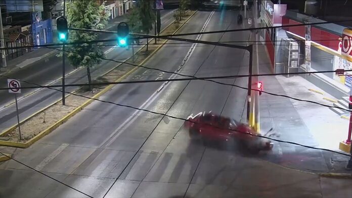 Captan terrible choque en Puebla, el motor salió volando del auto tras chocar contra un poste