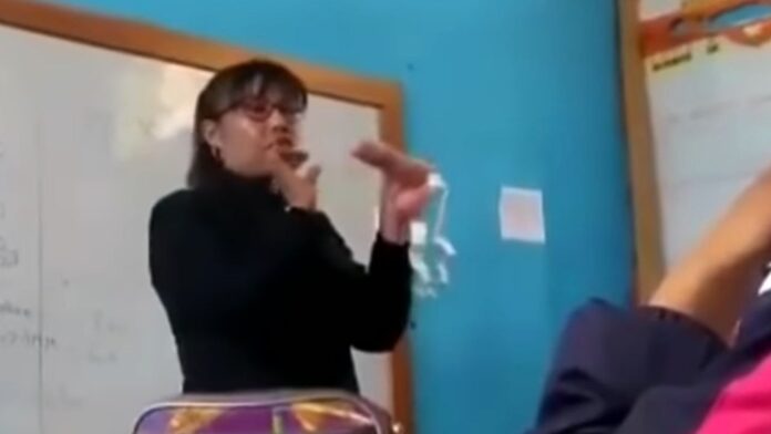 VIDEO: Maestra genera polémica en redes al enseñar cómo ponerse un condón con la boca