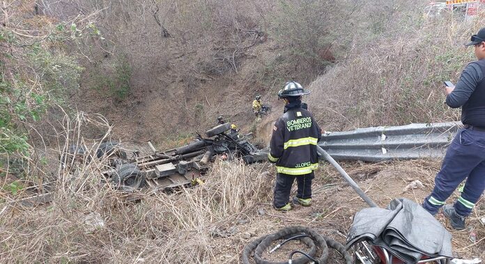 Tráiler cae a un barranco en Mazatlán: chofer queda prensado, lo rescatan bomberos y paramédicos