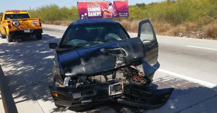 Mujer pierde el control del volante y choca su auto contra un árbol en Los Mochis