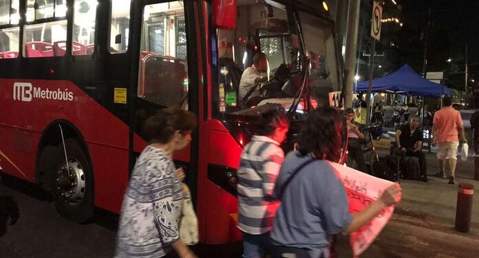 Tras 9 horas de bloqueo en Insurgentes, manifestantes por agua contaminada se retiran; prometen regresar