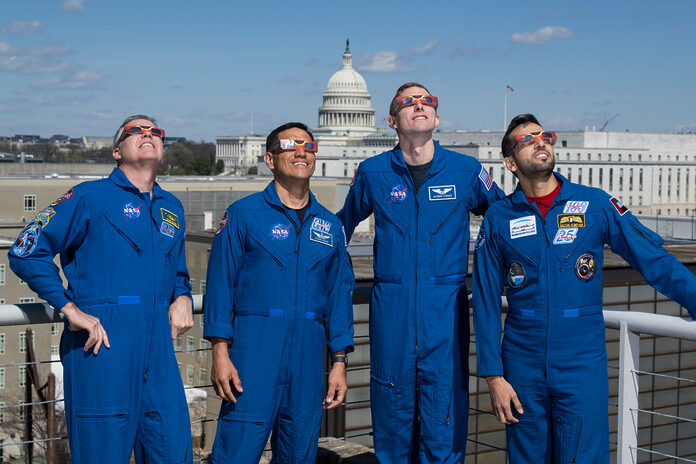 Los astronautas protegen sus ojos con gafas Eclipse