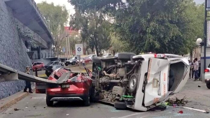 Momento exacto en que una combi cayó sobre una camioneta en Periférico Norte |  VIDEO