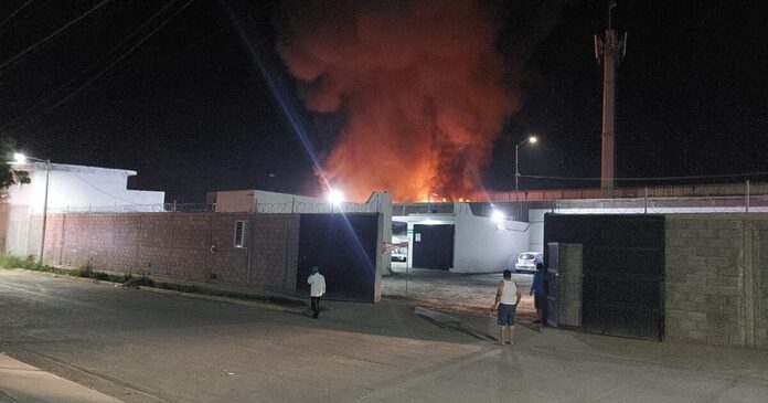 Se registra fuerte incendio en una bodega del fraccionamiento San Jorge, en Mazatlán